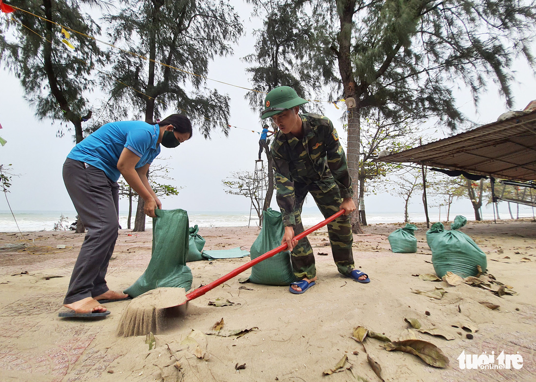 Hối hả tạo hào tránh sóng chống bão số 7 trên biển Cửa Lò - Ảnh 4.