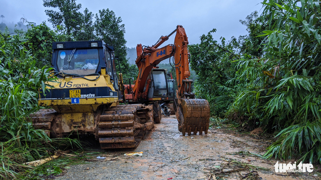 Hàng chục điểm sạt lở nguy hiểm trên đường vào thủy điện Rào Trăng 3 - Ảnh 13.