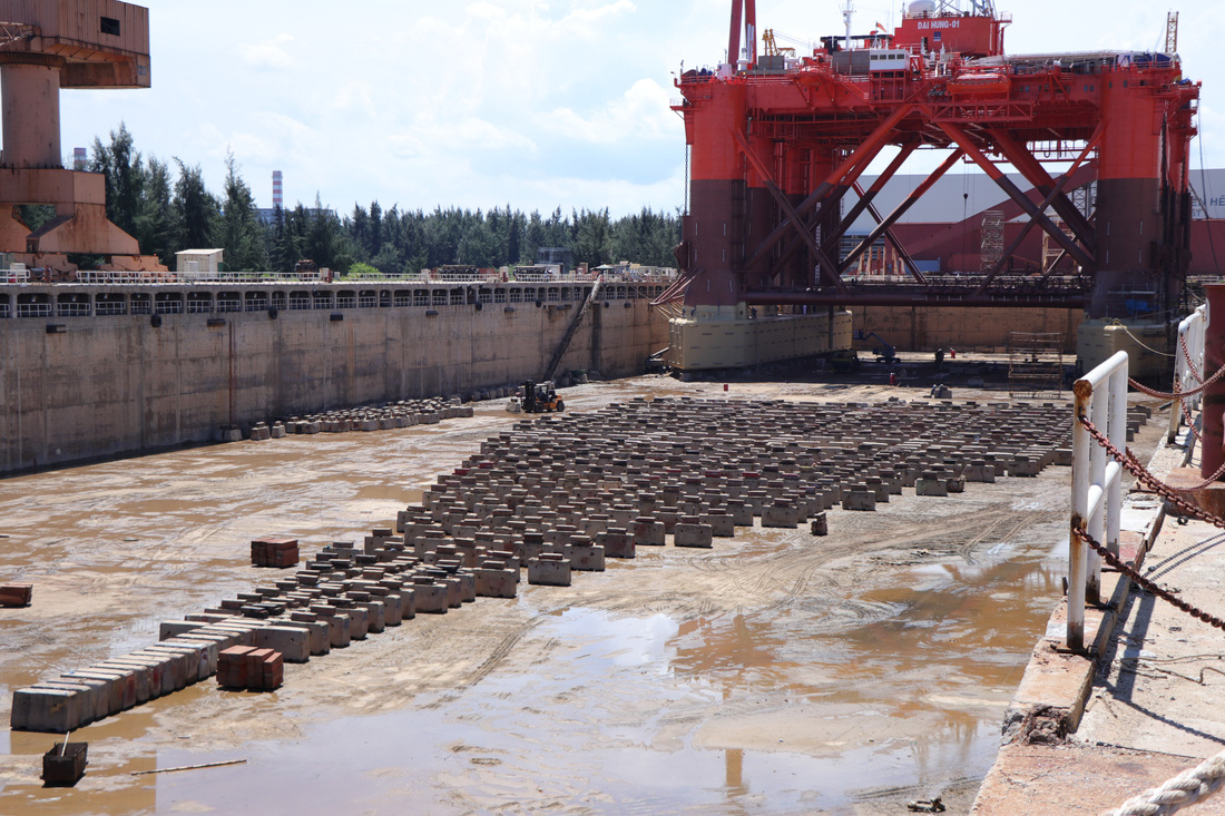 Cận cảnh lai dắt tàu khủng to hơn tàu sân bay vào bờ ở Dung Quất - Ảnh 9.