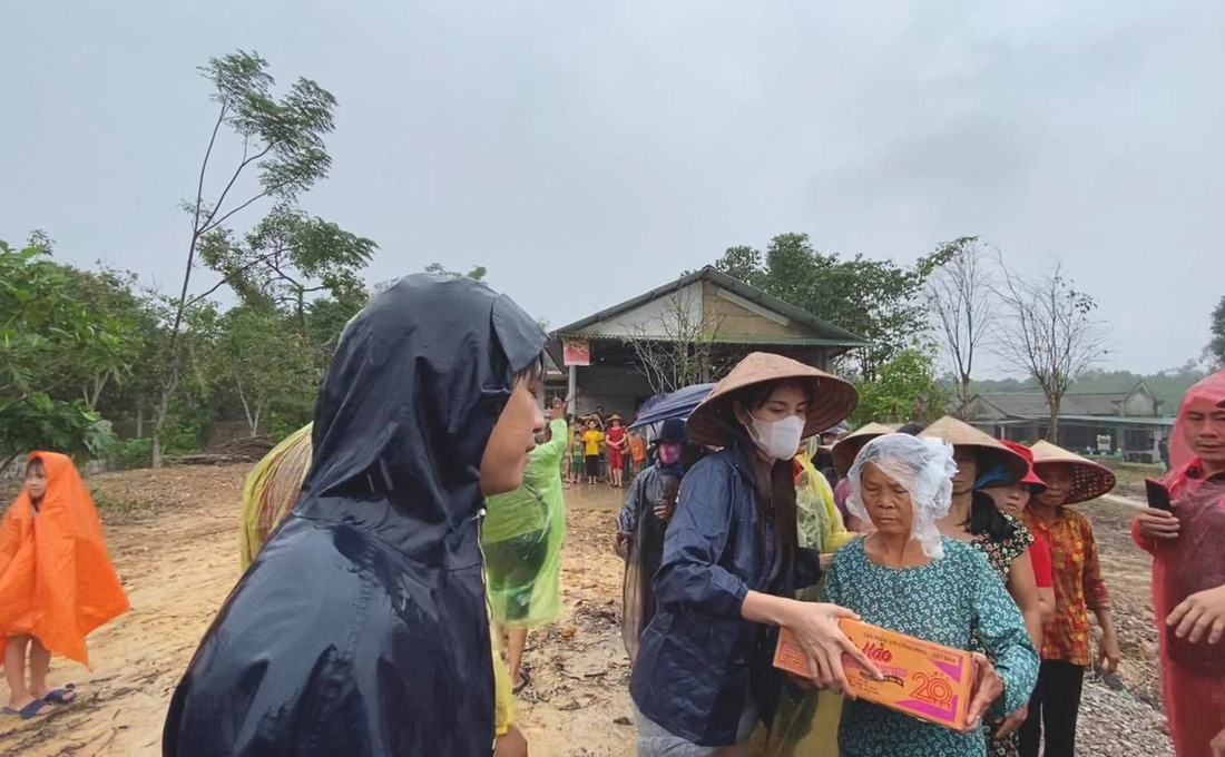 Thủy Tiên tiếp tục lội nước đi cứu trợ, Mỹ Tâm vượt mưa lớn đi trao quà - Ảnh 3.