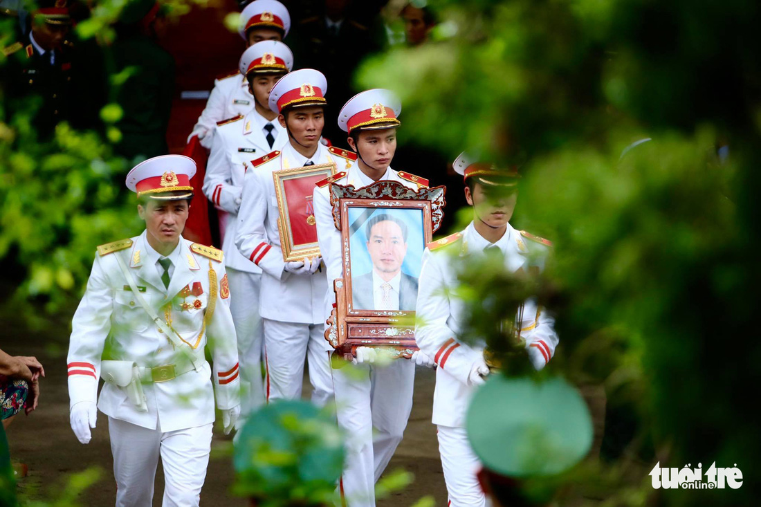 Hàng ngàn người vĩnh biệt, đưa linh cữu 13 chiến sĩ, cán bộ về quê nhà - Ảnh 10.