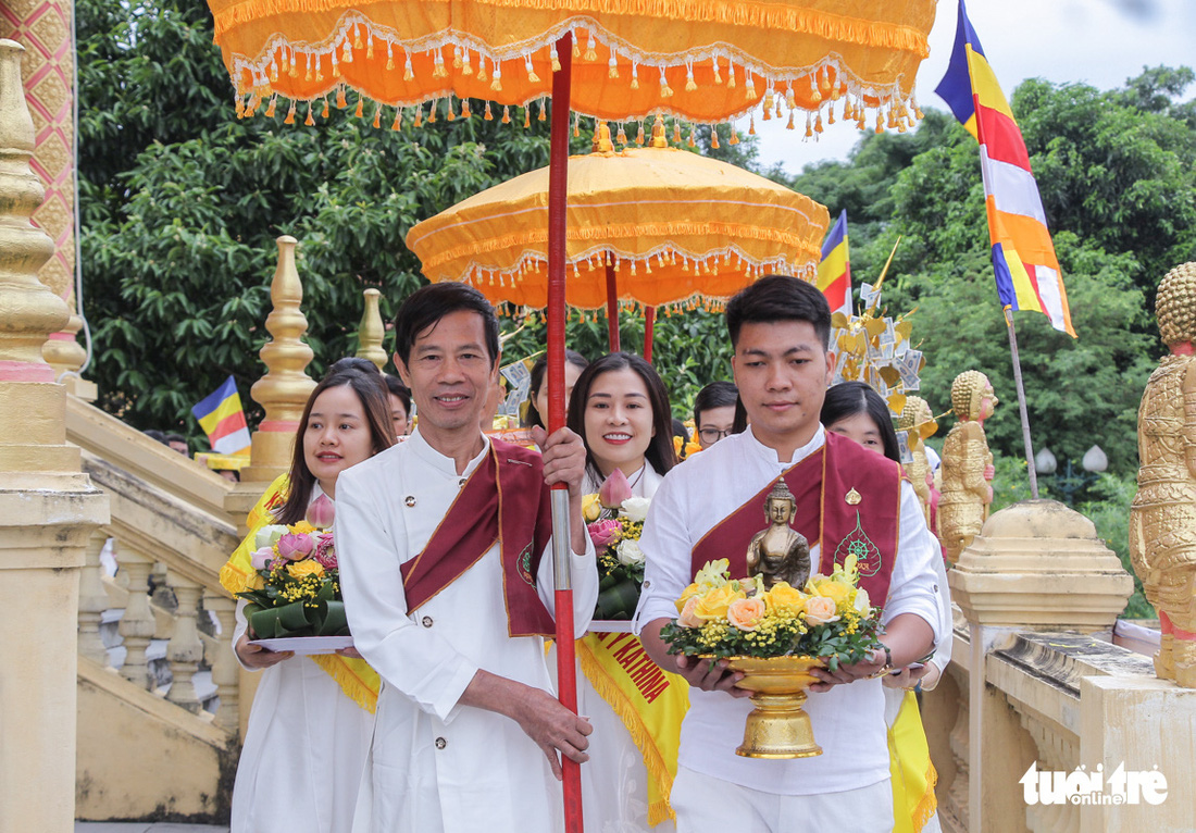 Độc đáo lễ cầu mưa và lễ dâng y Kathina tại làng Văn hóa - Du lịch các dân tộc Việt Nam - Ảnh 1.