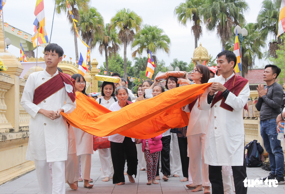 Độc đáo lễ cầu mưa và lễ dâng y Kathina tại làng Văn hóa - Du lịch các dân tộc Việt Nam - Ảnh 2.