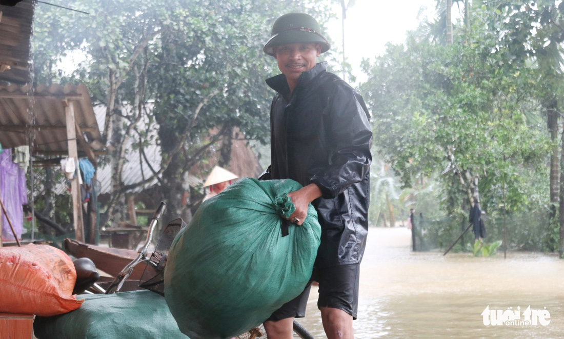 Hồ thủy lợi, thủy điện đồng loạt xả tràn, dân Hà Tĩnh chạy lụt - Ảnh 11.