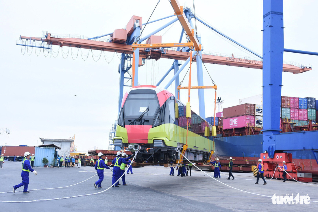 Chiêm ngưỡng đoàn tàu metro Nhổn - ga Hà Nội rời cảng Hải Phòng - Ảnh 1.
