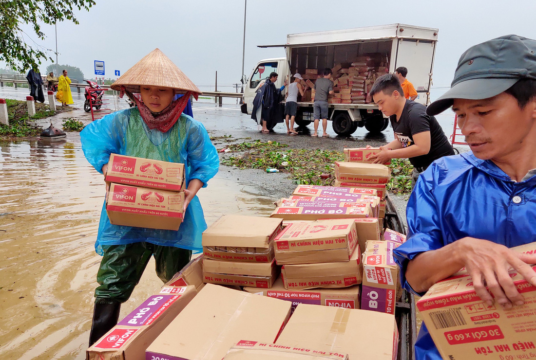 Thay vì tặng 1 bông hoa, hãy chuyển thành quà cho bà con vùng lũ - Ảnh 3.