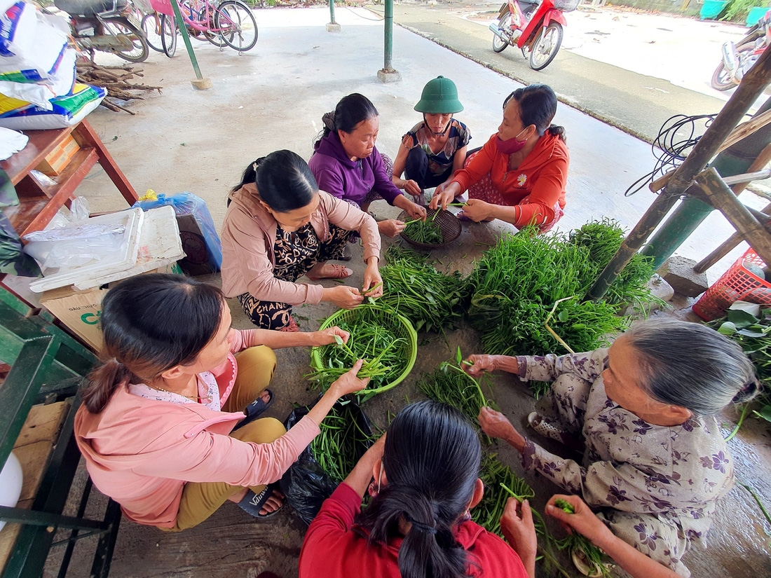 Thay vì tặng 1 bông hoa, hãy chuyển thành quà cho bà con vùng lũ - Ảnh 4.