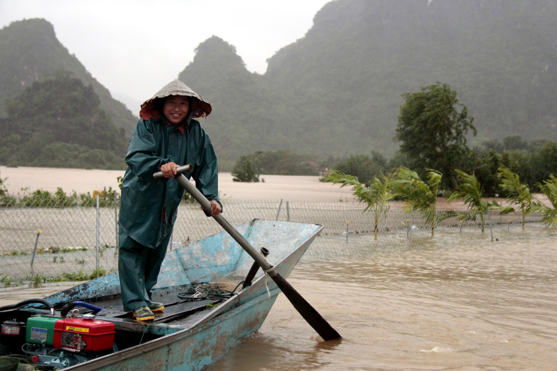 Thay vì tặng 1 bông hoa, hãy chuyển thành quà cho bà con vùng lũ - Ảnh 1.