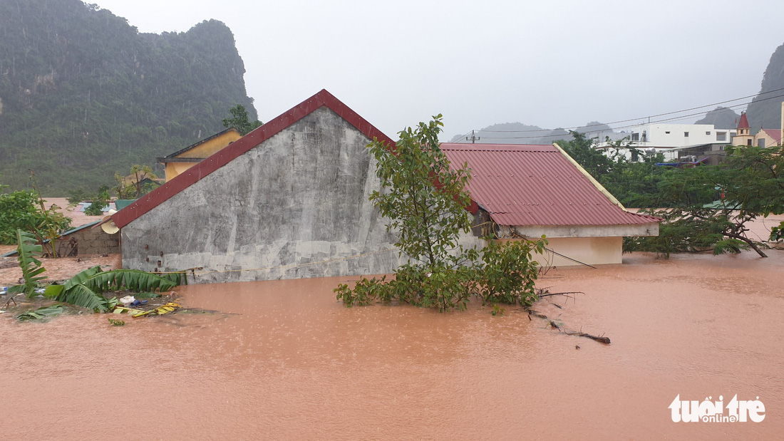 Thị trấn Phong Nha bị nhấn chìm trong lũ - Ảnh 6.