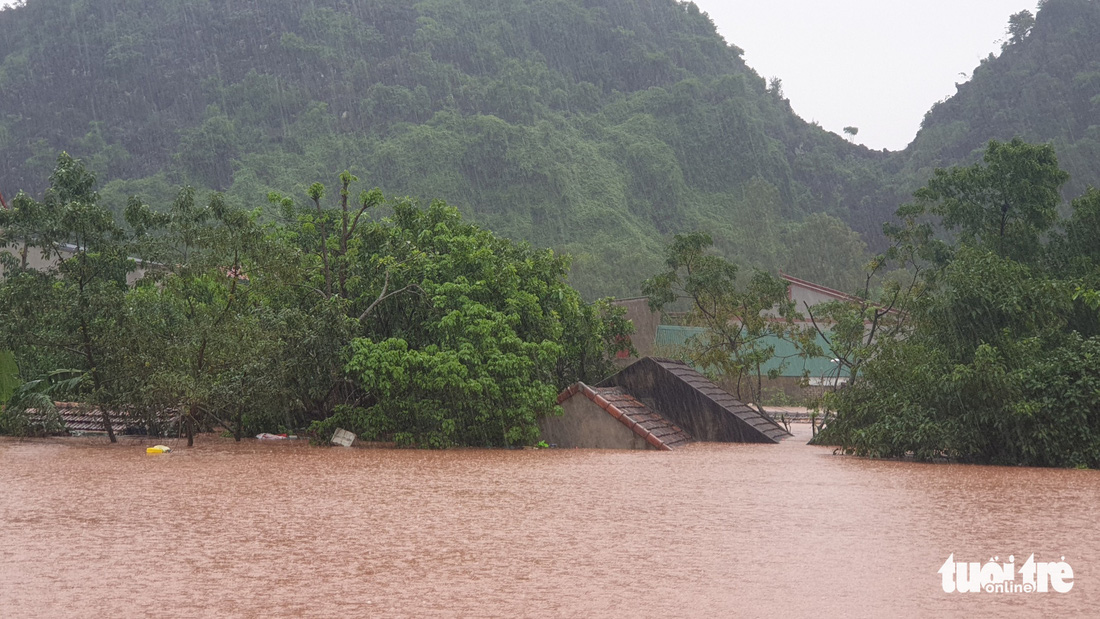 Thị trấn Phong Nha bị nhấn chìm trong lũ - Ảnh 4.