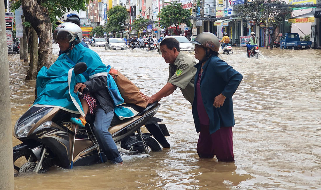 Bì bõm lội nước đi làm, đi học giữa triều cường ở Cần Thơ - Ảnh 5.