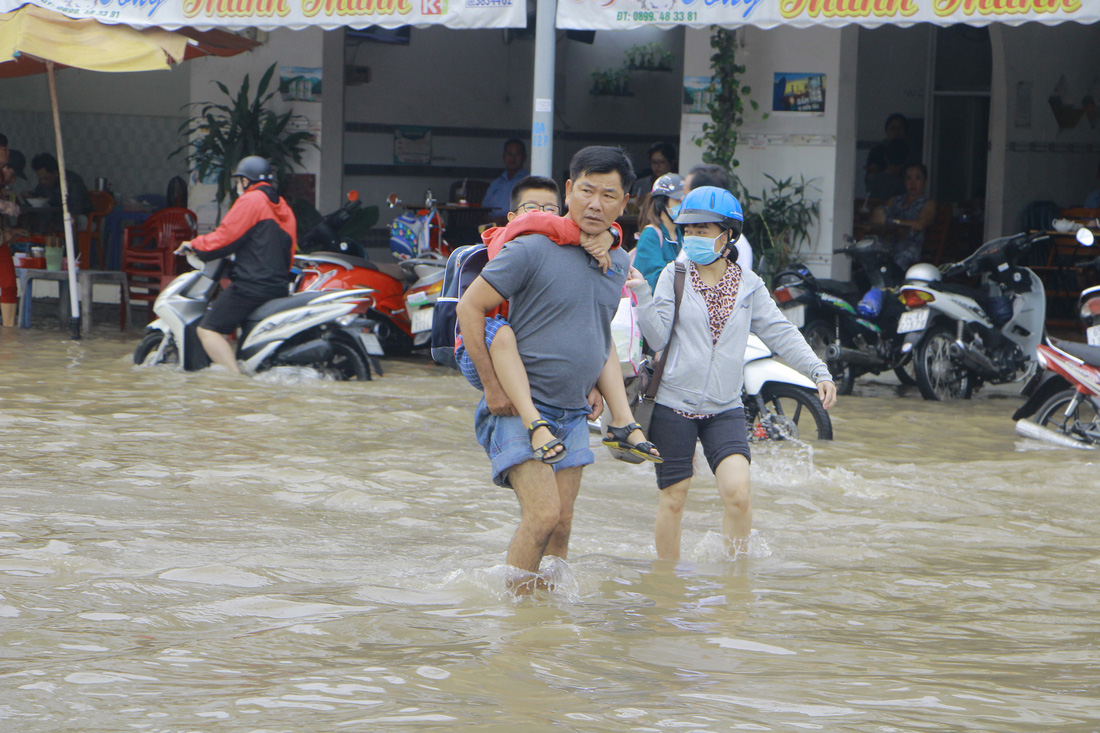 Bì bõm lội nước đi làm, đi học giữa triều cường ở Cần Thơ - Ảnh 4.