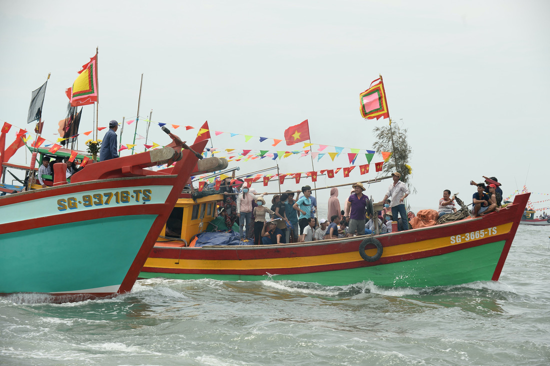 Hàng trăm tàu thuyền dự lễ hội Nghinh Ông - Ảnh 5.