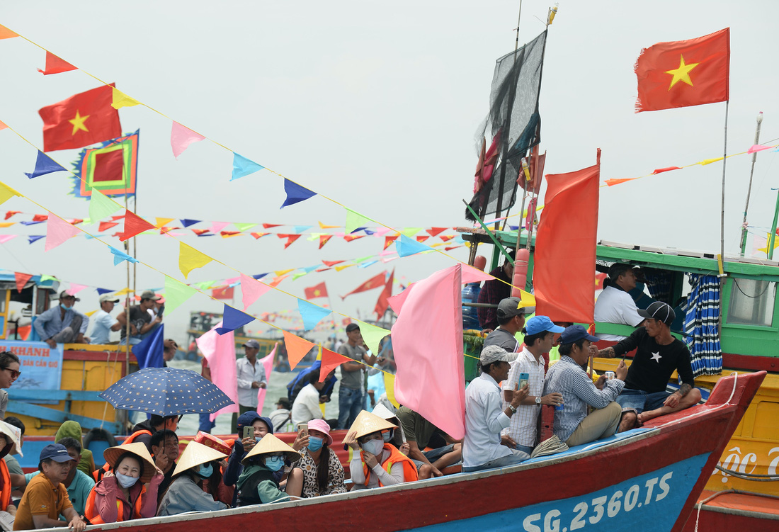 Hàng trăm tàu thuyền dự lễ hội Nghinh Ông - Ảnh 6.