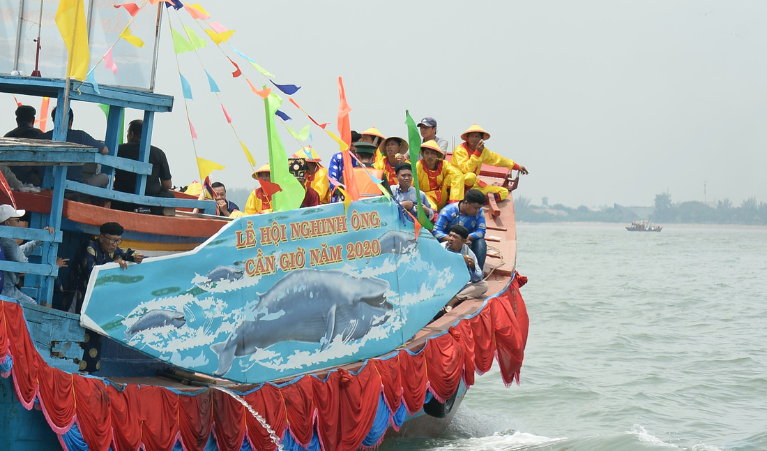 Hàng trăm tàu thuyền dự lễ hội Nghinh Ông - Ảnh 7.