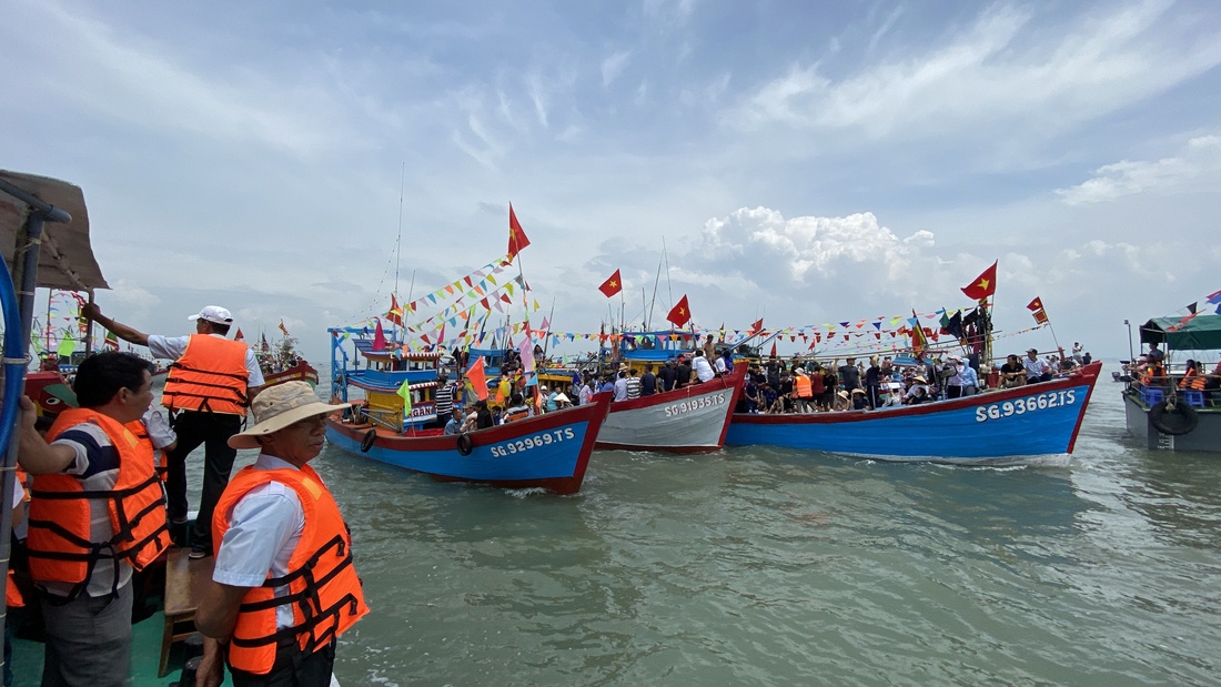 Hàng trăm tàu thuyền dự lễ hội Nghinh Ông - Ảnh 4.