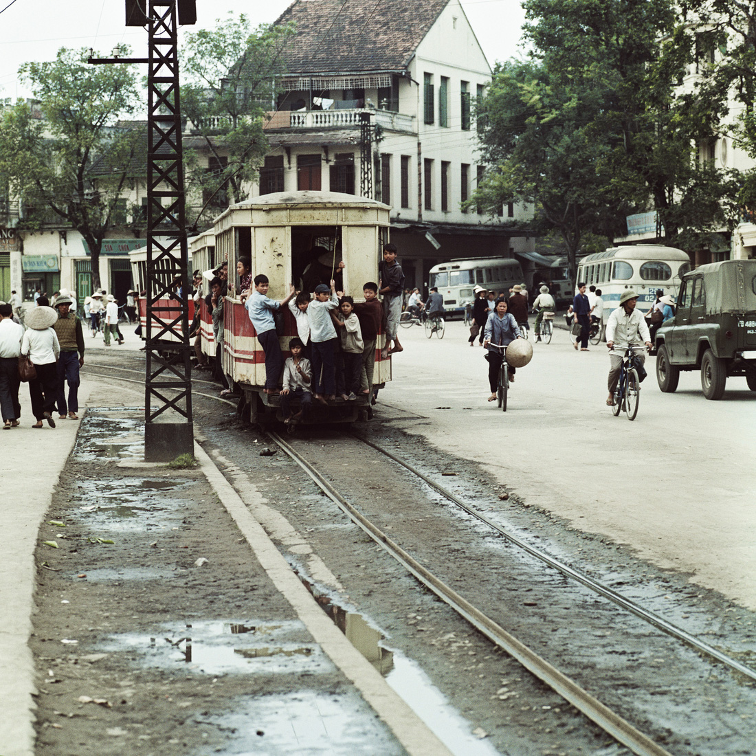 Xúc động ngắm Hà Nội thời hố hầm, tàu điện, máy nước - Ảnh 10.