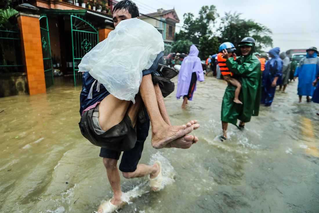 Bến đò cứu trợ cho dân ở rốn lũ Quảng Bình - Ảnh 3.