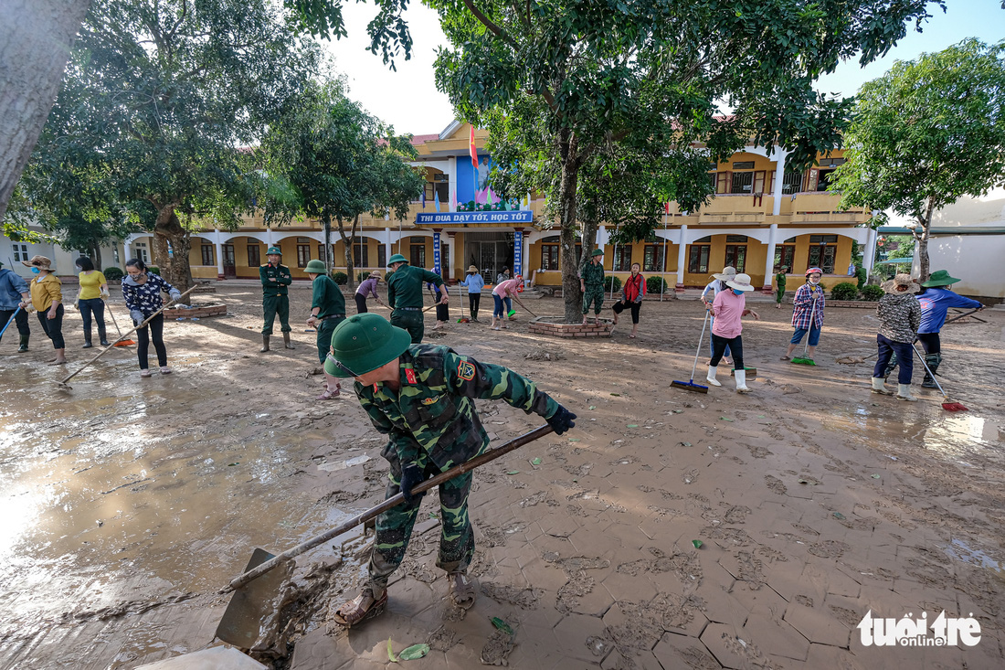 Sau 4 ngày lụt, nhà bỗng dưng chơi vơi như ốc đảo - Ảnh 7.