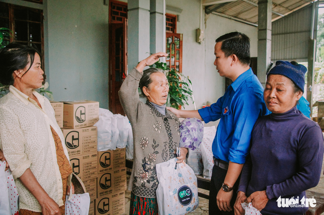 Mang yêu thương của bạn đọc đến với 1.000 hộ dân bị cô lập nhiều ngày - Ảnh 5.