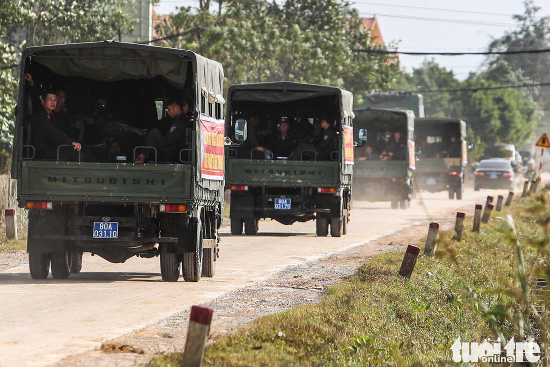 Cả đoàn xe chở cảnh sát cơ động tỏa vào vùng lũ quét dọn, hút nước giúp dân - Ảnh 8.