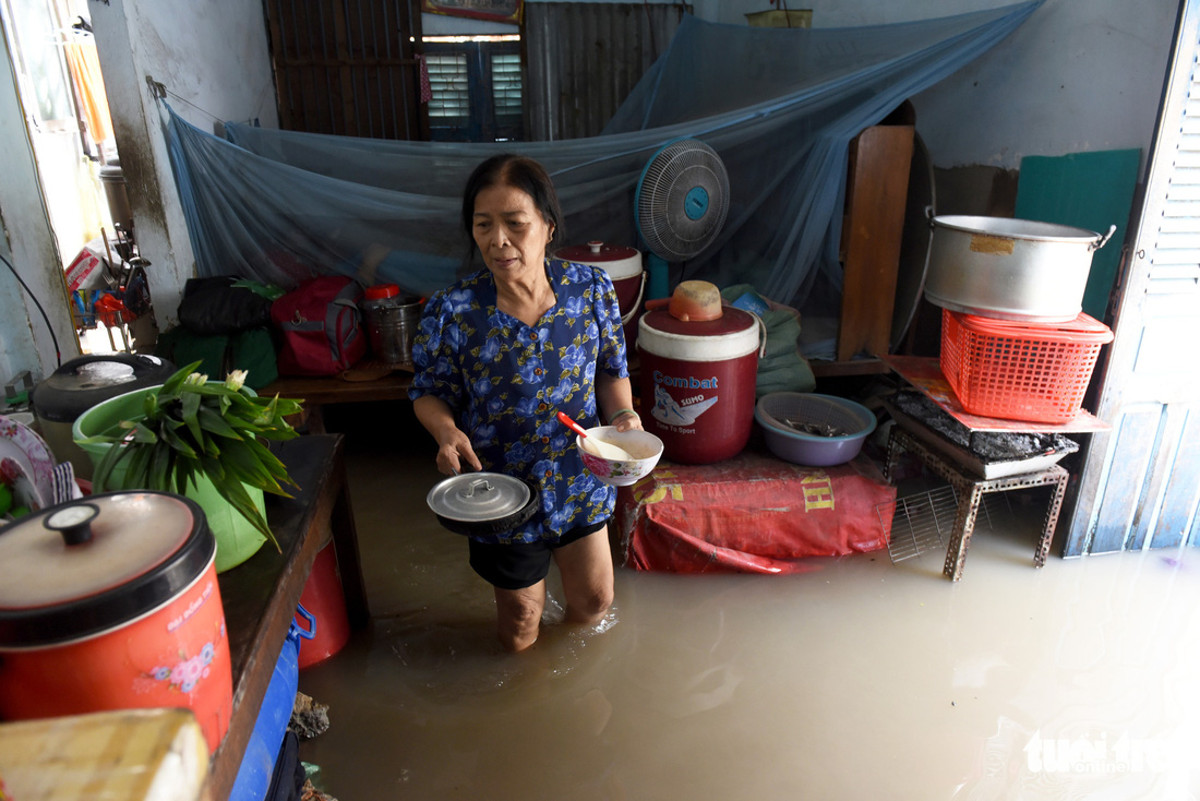 Mưa 2 tiếng, cống không thoát, nước ngập từ đêm tới trưa - Ảnh 7.