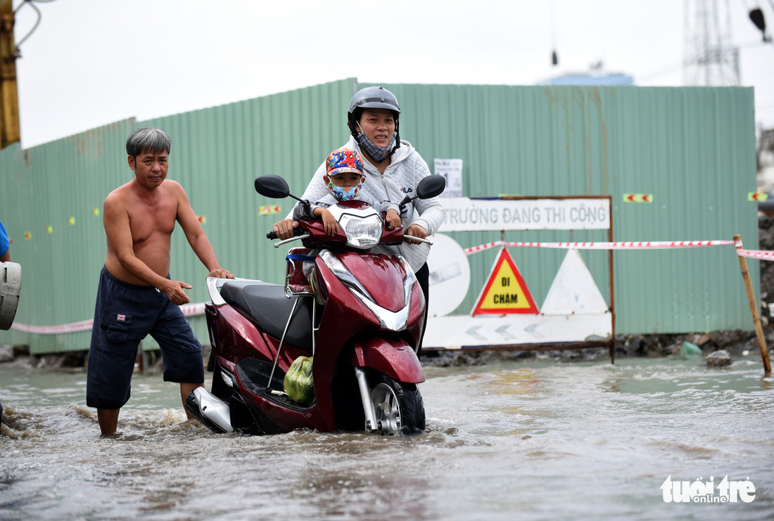 Mưa 2 tiếng, cống không thoát, nước ngập từ đêm tới trưa - Ảnh 9.