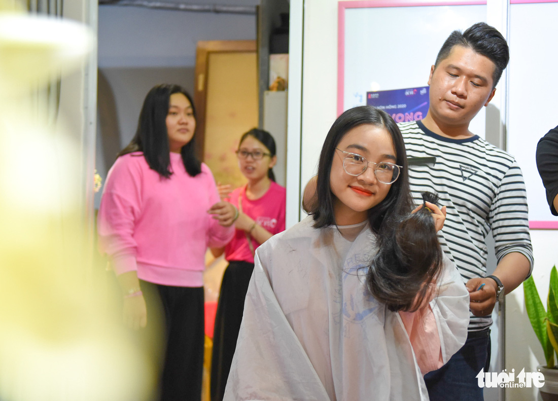 Cảm động bạn trẻ Sài Gòn ‘cắt phăng’ mái tóc gửi tặng bệnh nhân ung thư - Ảnh 1.