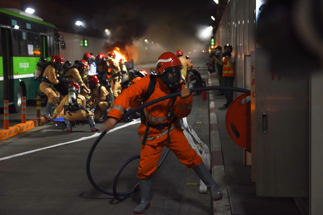 Hàng trăm người diễn tập xe bốc cháy gây tai nạn liên hoàn tại hầm Thủ Thiêm - Ảnh 5.