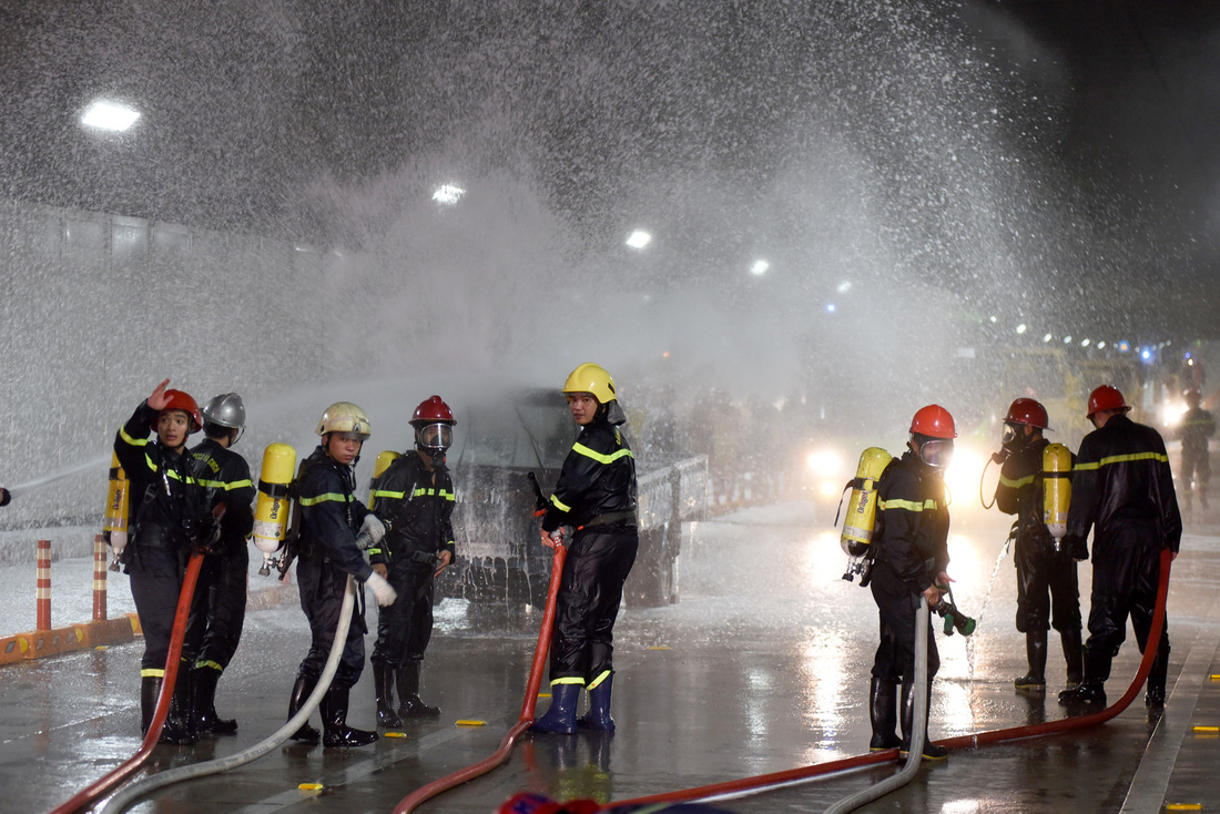 Hàng trăm người diễn tập xe bốc cháy gây tai nạn liên hoàn tại hầm Thủ Thiêm - Ảnh 6.