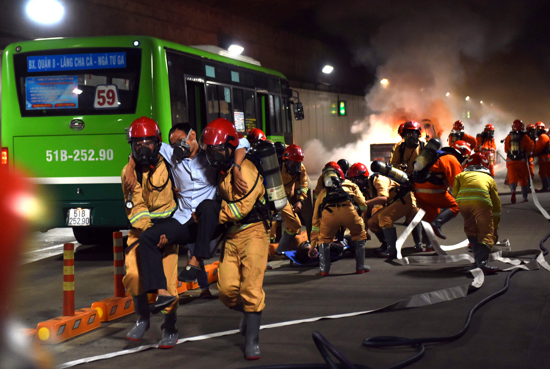 Hàng trăm người diễn tập xe bốc cháy gây tai nạn liên hoàn tại hầm Thủ Thiêm - Ảnh 7.