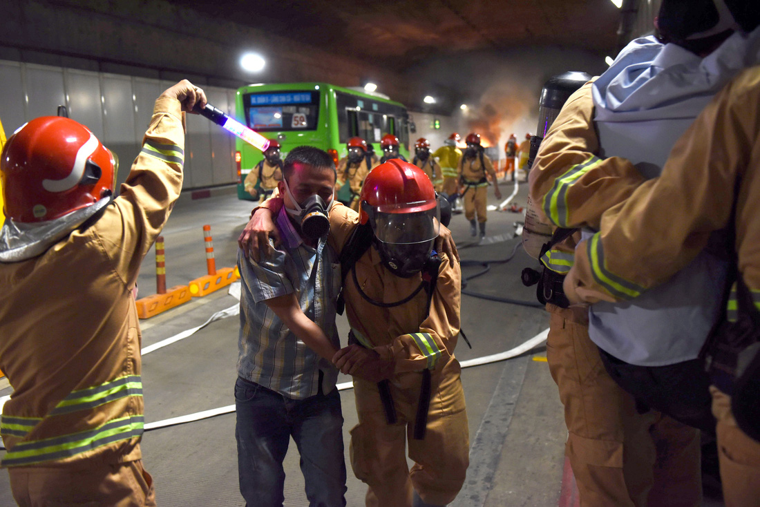 Hàng trăm người diễn tập xe bốc cháy gây tai nạn liên hoàn tại hầm Thủ Thiêm - Ảnh 9.