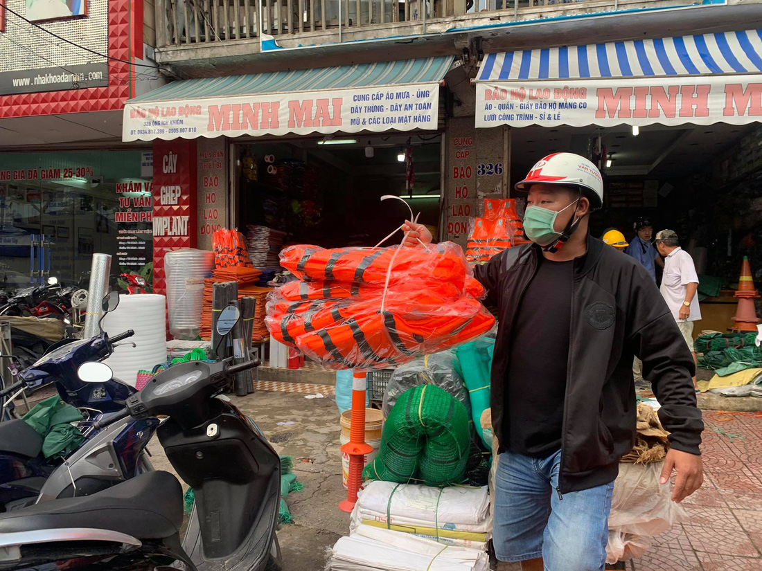 Người Đà Nẵng nháo nhào mua vật dụng chèn chống bão - Ảnh 4.
