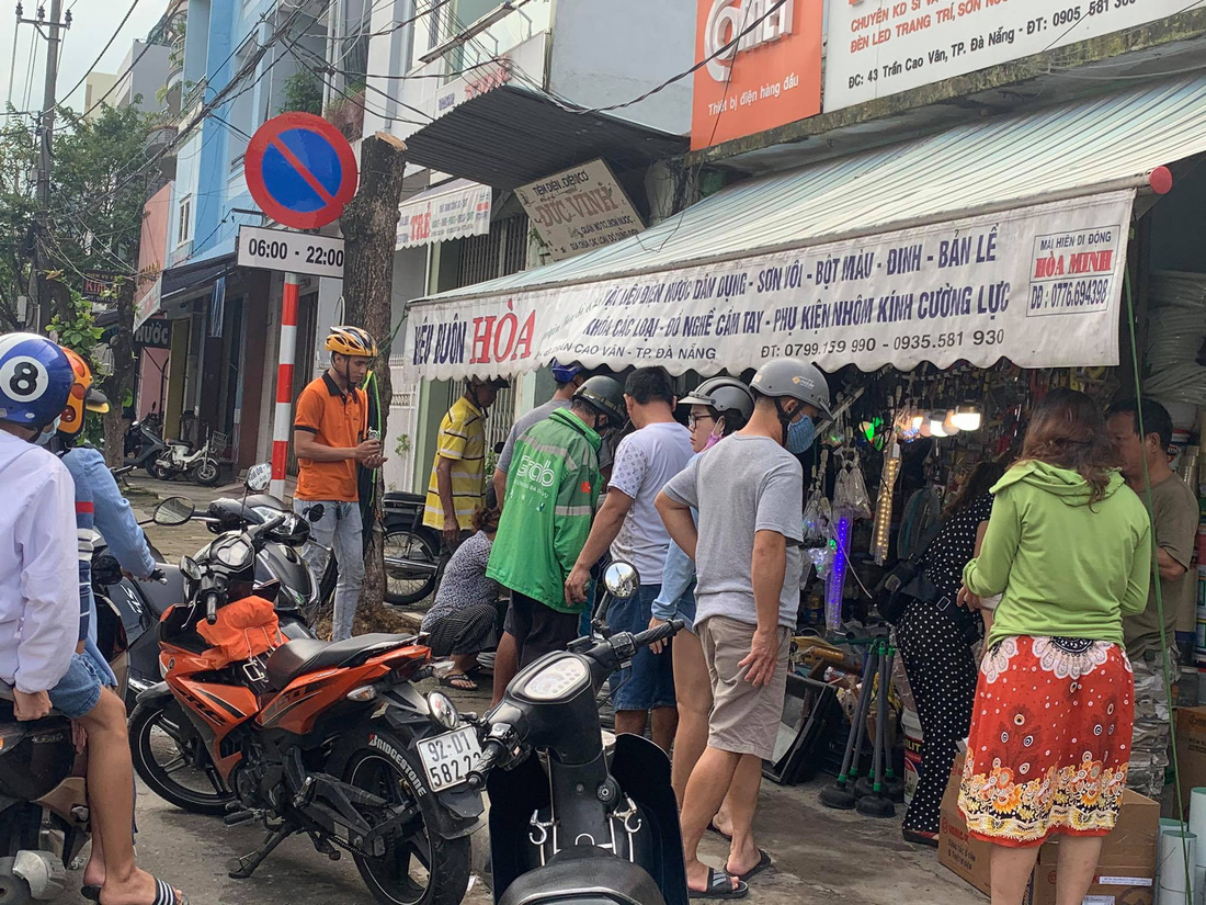 Người Đà Nẵng nháo nhào mua vật dụng chèn chống bão - Ảnh 1.