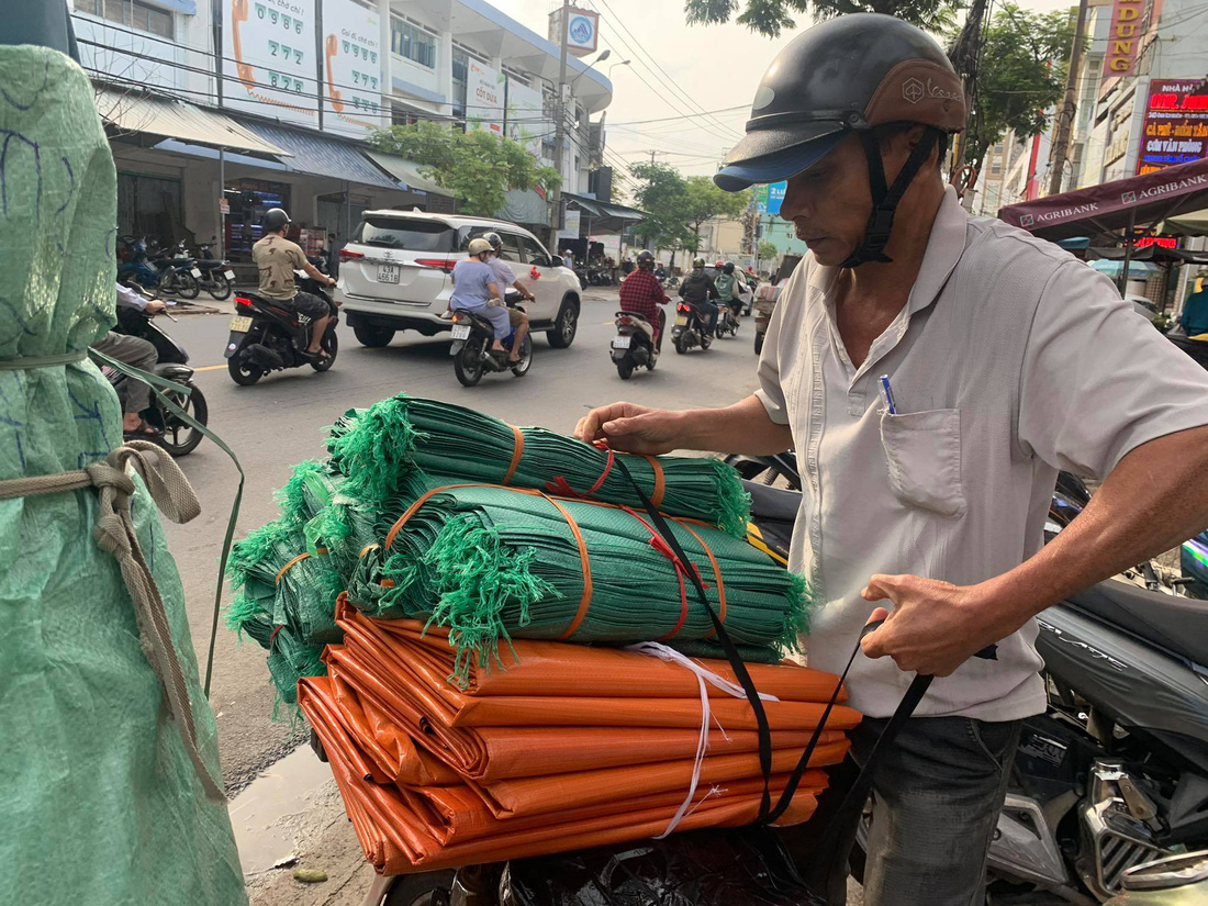 Người Đà Nẵng nháo nhào mua vật dụng chèn chống bão - Ảnh 7.