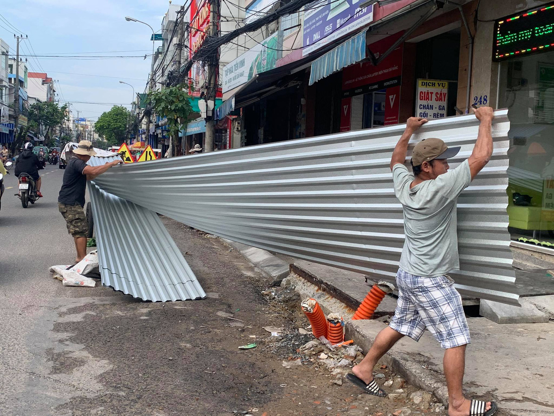 Người Đà Nẵng nháo nhào mua vật dụng chèn chống bão - Ảnh 12.