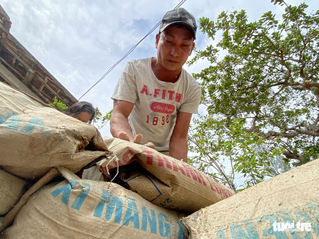 Người dân ven biển đào hầm tránh bão số 9 - Ảnh 4.