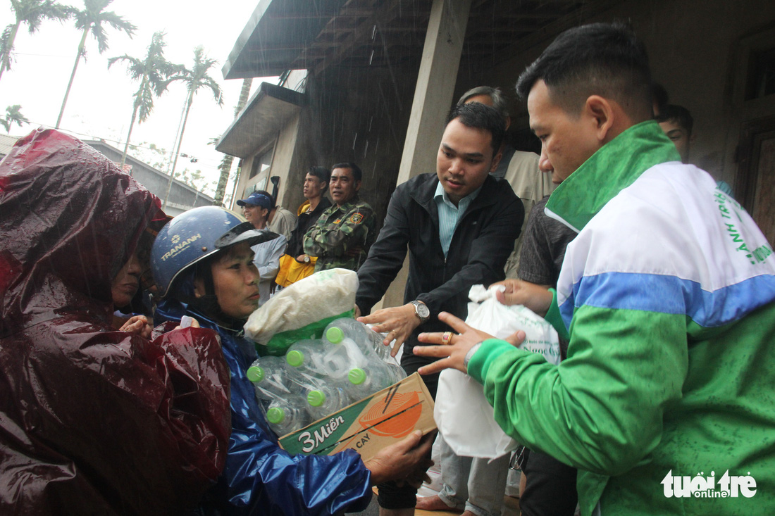 1.500 suất quà về kịp trước ngày nước lên ở vùng lụt Quảng Trị - Ảnh 4.