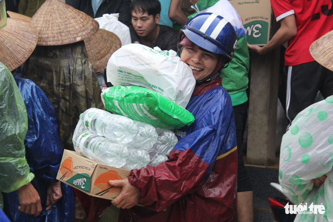 1.500 suất quà về kịp trước ngày nước lên ở vùng lụt Quảng Trị - Ảnh 5.