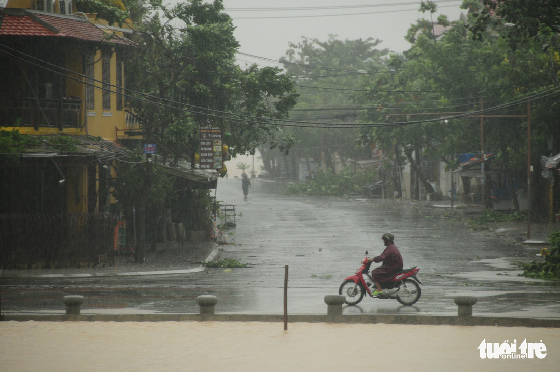 Nước biển tràn vào Cù Lao Chàm, phố cổ Hội An run rẩy trong bão - Ảnh 2.