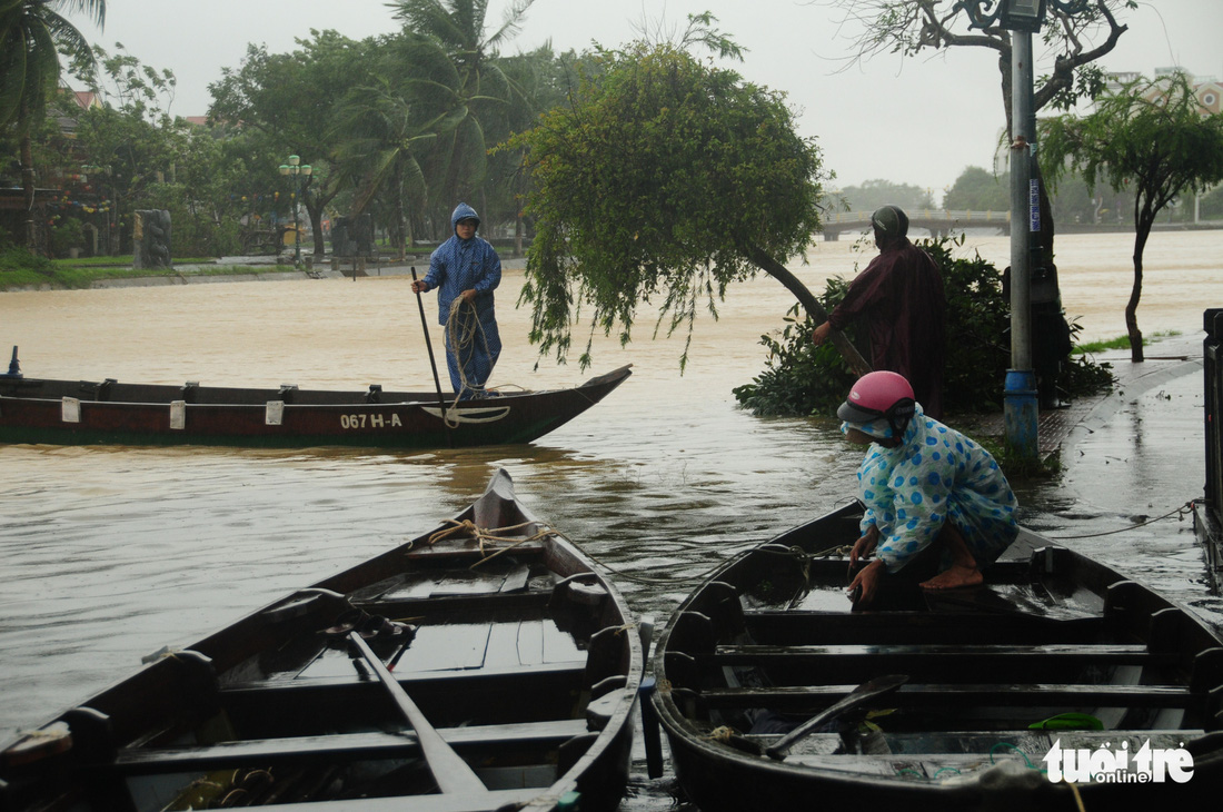 Nước biển tràn vào Cù Lao Chàm, phố cổ Hội An run rẩy trong bão - Ảnh 4.