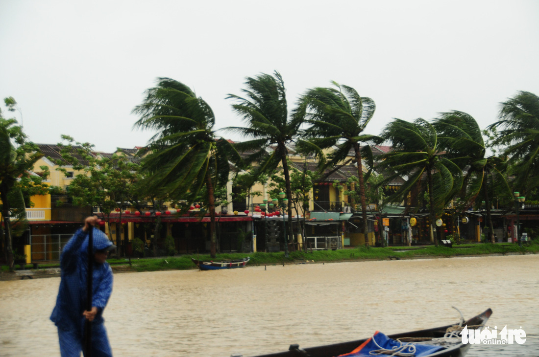 Nước biển tràn vào Cù Lao Chàm, phố cổ Hội An run rẩy trong bão - Ảnh 5.