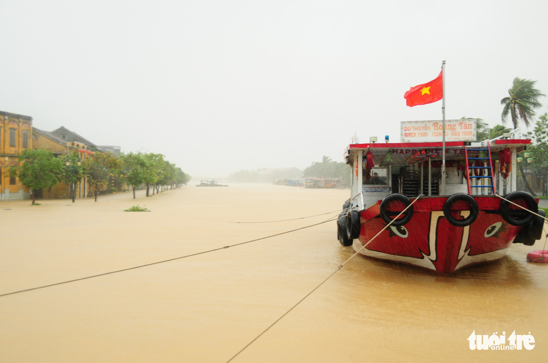 Nước biển tràn vào Cù Lao Chàm, phố cổ Hội An run rẩy trong bão - Ảnh 9.