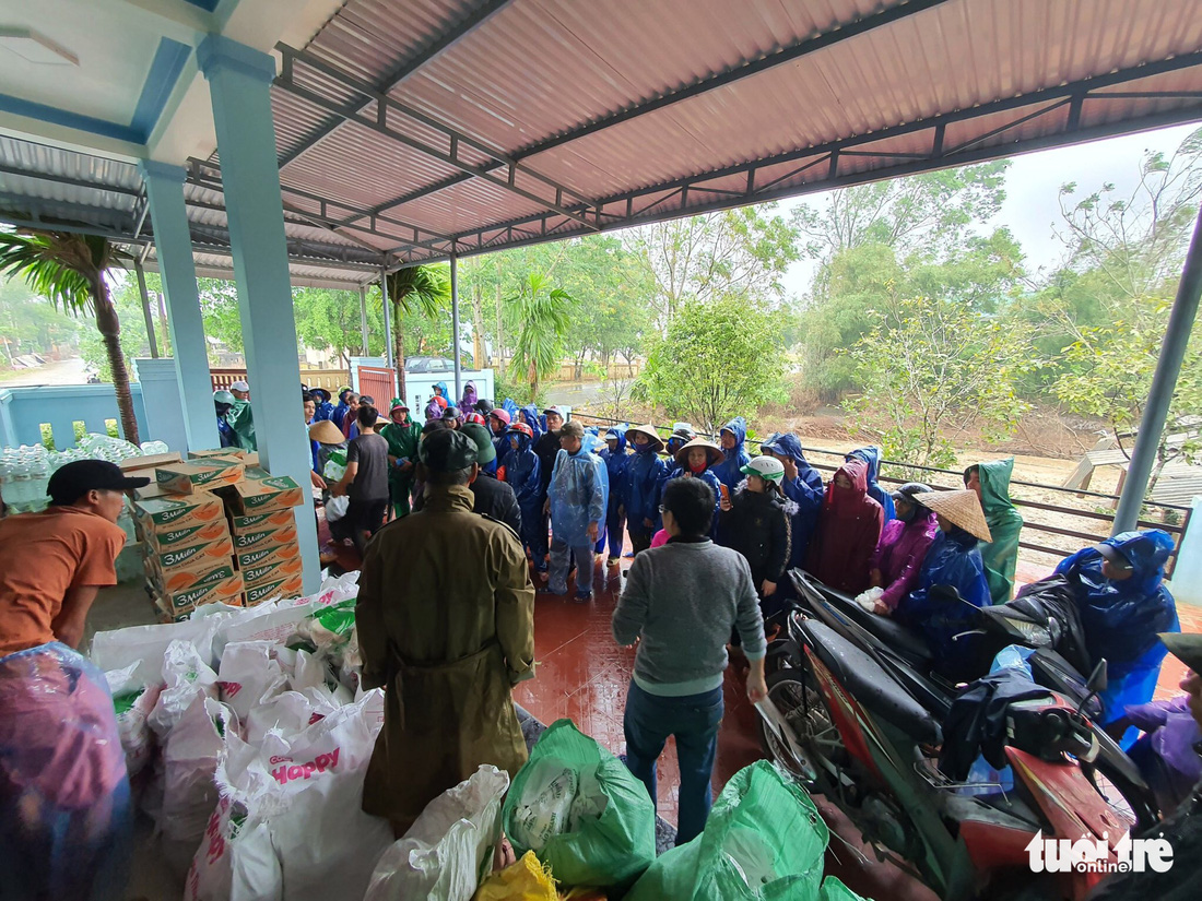 1.500 suất quà về kịp trước ngày nước lên ở vùng lụt Quảng Trị - Ảnh 2.