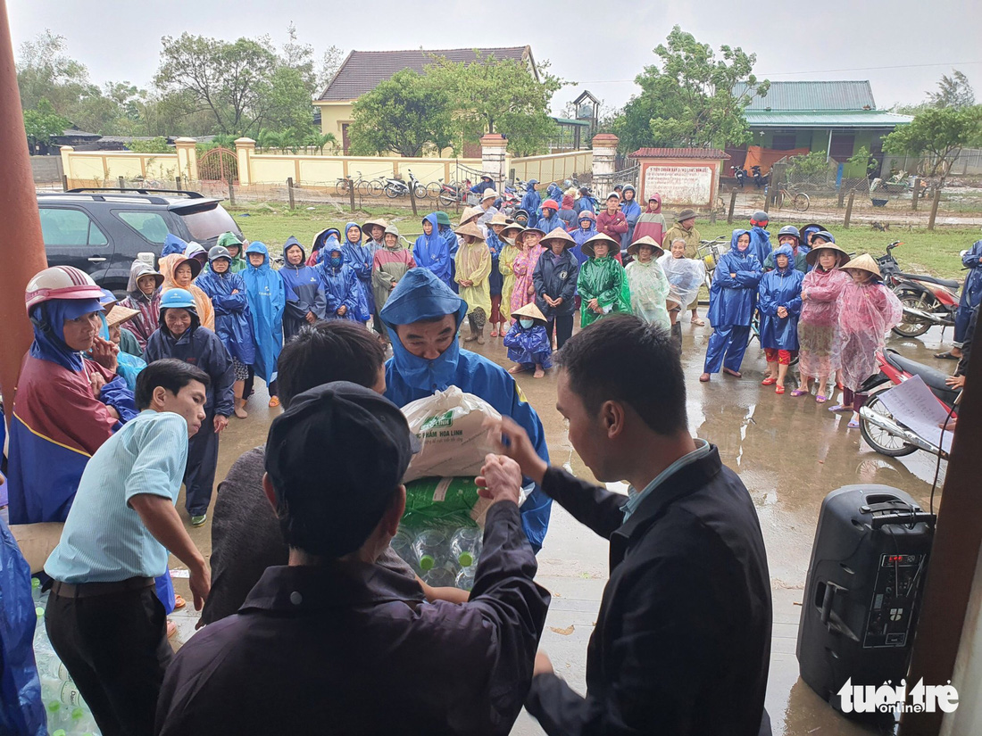 1.500 suất quà về kịp trước ngày nước lên ở vùng lụt Quảng Trị - Ảnh 3.
