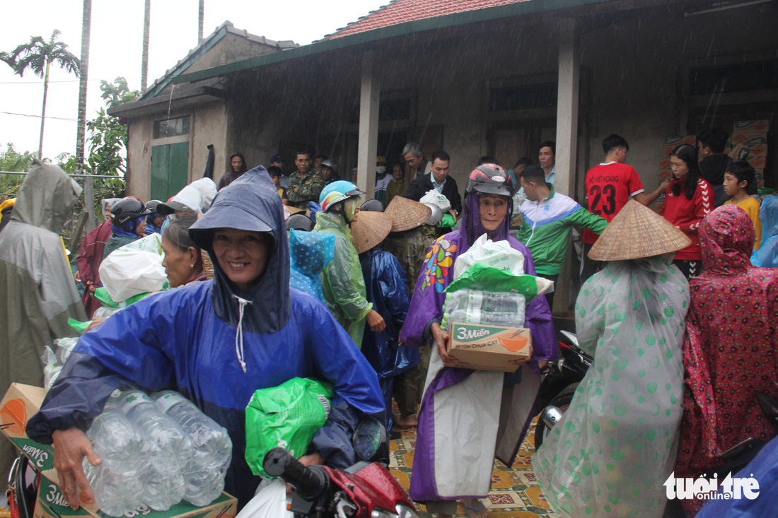 1.500 suất quà về kịp trước ngày nước lên ở vùng lụt Quảng Trị - Ảnh 1.