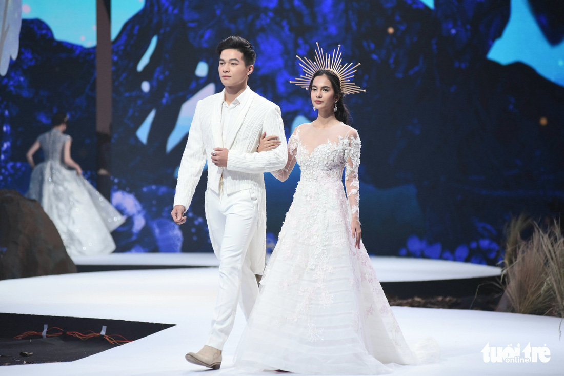 Vietnam Runway Fashion Week 2020: Bởi rừng là hơi thở, là sự sống, là sự hồi sinh... - Ảnh 4.