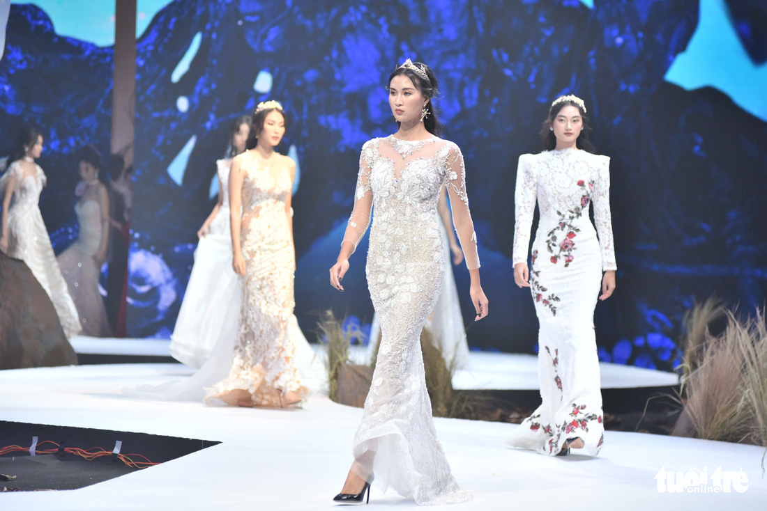Vietnam Runway Fashion Week 2020: Bởi rừng là hơi thở, là sự sống, là sự hồi sinh... - Ảnh 6.
