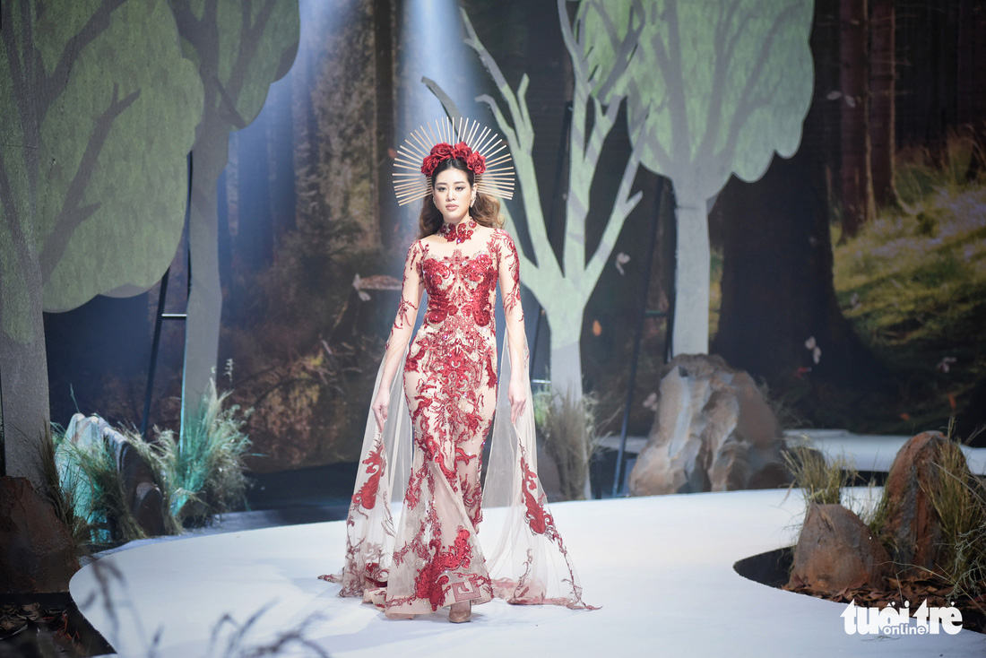 Vietnam Runway Fashion Week 2020: Bởi rừng là hơi thở, là sự sống, là sự hồi sinh... - Ảnh 1.