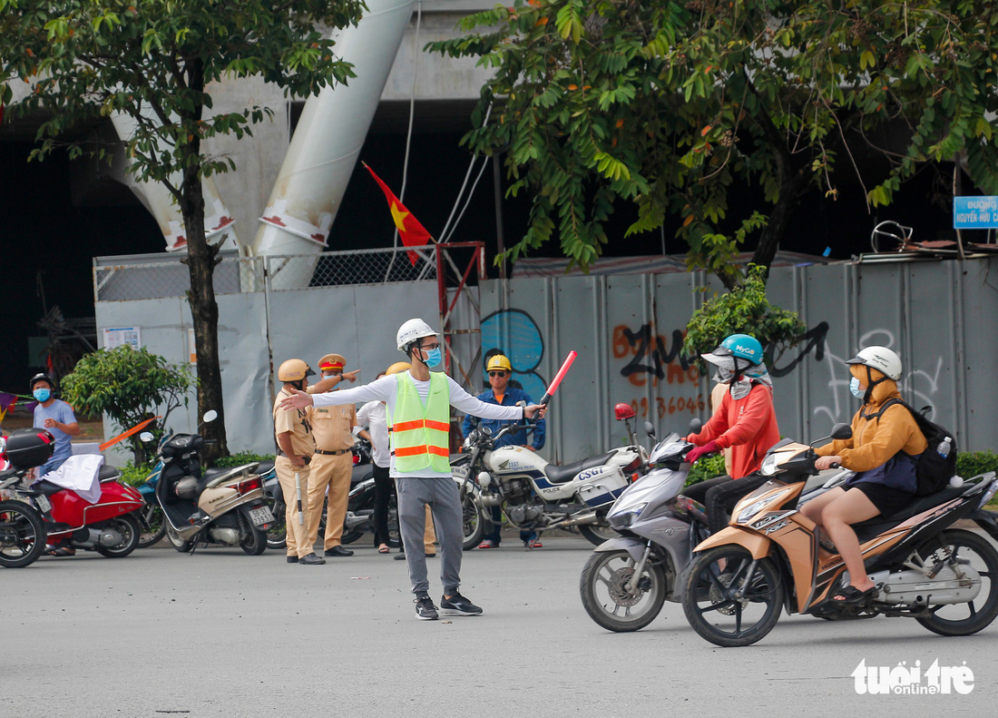 Nhiều người bỡ ngỡ ngày đầu cấm xe qua cầu vượt Nguyễn Hữu Cảnh - Ảnh 4.